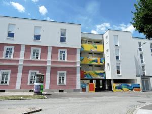 克拉根福212 St Petersburg, Studio Apartment, 27m2, 1-2 Pers的一条空的街道,两栋建筑都有艺术作品