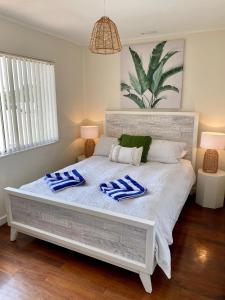 朱里恩湾Central Views的白色的床和蓝色的白色枕头