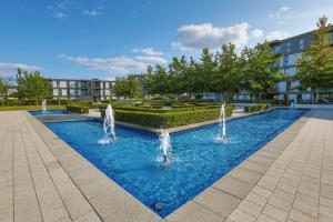 米尔顿凯恩斯iStay Apartments Vizion的一座建筑中一个带喷泉的游泳池