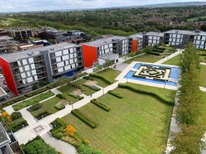 米尔顿凯恩斯iStay Apartments Vizion的享有公园空中景观和建筑