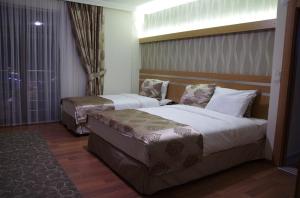 开塞利吉佛尔酒​​店的酒店客房设有两张床和窗户。