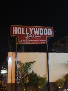 桑托斯将军城Hollywood Suites的建筑一侧读好莱坞制片厂的标志