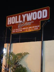 桑托斯将军城Hollywood Suites的建筑物一侧的好莱坞标志