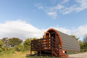 BreakishBreakish Bay Pods的小型小木屋,设有倾斜的屋顶
