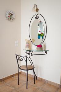 特拉佩扎奇戴安娜一室公寓酒店的桌子、椅子和墙上的镜子