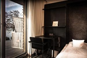 多洛托沃加勒里69旅馆的一间卧室配有书桌,床靠窗