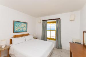 巴利托Santorini - Perissa 32的白色的卧室设有床和窗户