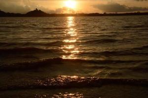 丹不拉Niduwari Lake Homestay的海浪的日落