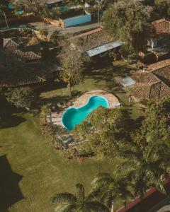 布希奥斯Pousada Kailani的享有庭院游泳池的顶部景色