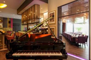 布伦瑞克施泰根贝格尔公园不伦瑞克酒店的酒吧餐厅里的钢琴