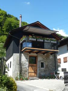 威拉尔-苏-罗伦珀蒂特格兰奇度假屋的带阳台和木门的小房子