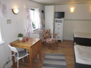 KumlaHuldas Gård的小房间设有桌子和卧室