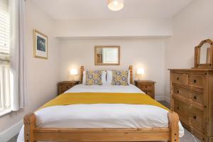 索尔兹伯里Salt Lane Apartments的一间卧室配有一张带黄色毯子的大床