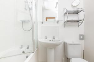 索尔兹伯里Salt Lane Apartments的白色的浴室设有水槽和卫生间。