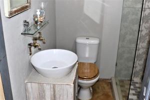 萨比Round Here Self-Catering Holiday Home的一间带水槽和卫生间的小浴室