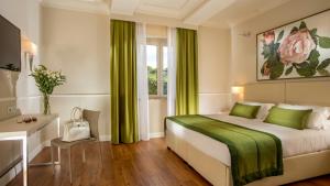 罗马克里斯托弗·哥伦布酒店的酒店客房设有床和窗户。