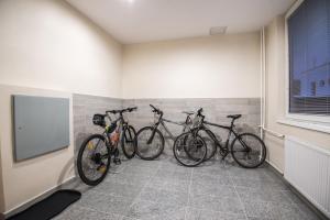 班斯卡-比斯特里察City Hotel B&B的一辆自行车在一堵墙上被排成一排