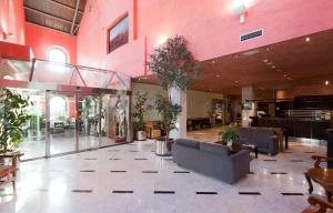 托莱多圣胡安德洛斯雷耶斯酒店的大厅,在大楼里长沙发和植物