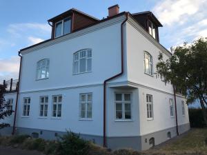 NyhamnslägeBig and beautiful Villa in Nyhamnsläge的白色房子,有 ⁇ 帽屋顶