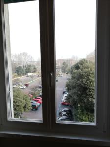 罗马Casa Pinturicchio的停车场的窗户景,停车场有停车位