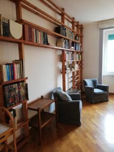 罗马Casa Pinturicchio的客厅配有书架,书架上装满了书籍