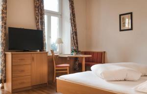 梅拉诺安杰丽卡酒店的一间卧室配有一张床和一台平面电视