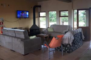 亚瓜龙潘帕旅馆的带沙发和壁炉的客厅