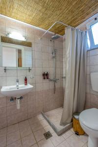 加拉塔斯Kanso Rooms的带淋浴、盥洗盆和卫生间的浴室