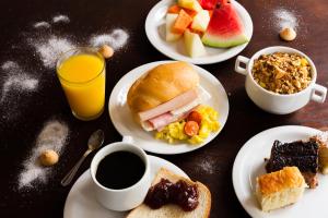 伊瓜苏Hotel Holiday Foz的餐桌上摆放着早餐食品和饮料