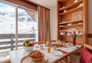 美贝尔Résidence Pierre & Vacances Les Bleuets的一张餐桌,享有滑雪场的景色