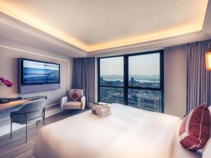 杭州杭州西湖美居酒店的一间酒店客房,设有一张大床和一个大窗户