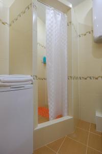 托木斯克ОК! Советская, 60 №1的浴室内配有白色淋浴帘。