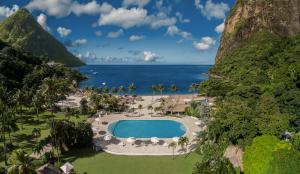 苏弗里耶尔糖海滩总督度假酒店的享有带游泳池和海洋的度假村的空中景致