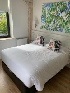 蓬特维耶斯戈Apartamentos La Bicicleta的卧室配有一张带两个枕头的大白色床