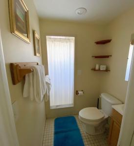 基韦斯特海港边码头汽车旅馆的一间带卫生间和窗户的浴室