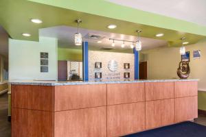 奥兰多Comfort Inn & Suites Near Universal Orlando Resort-Convention Ctr的牙科办公室的景色,设有前台