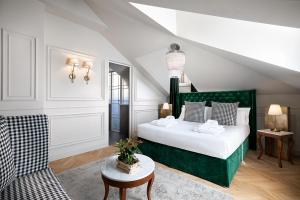 米兰Matilde Boutique Hotel的一间卧室配有绿色的床和椅子