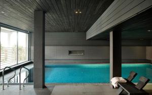 多洛托沃加勒里69旅馆的一座带天花板的建筑中的游泳池