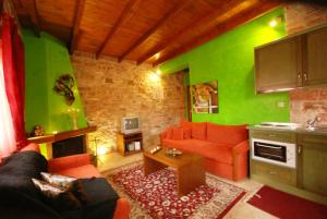 卡尔派尼西翁Petrino Rodo的客厅设有红色沙发和绿色墙壁。
