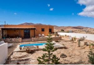 TiscamanitaCasa yeya的沙漠中带游泳池的房子