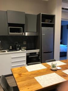 MENLYN MAINE - One Bedroom Penthouse - NO LOAD SHEDDING!!的厨房或小厨房