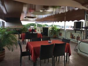 帕尔米拉克洛弗之家公寓式酒店的餐厅配有桌椅和红色桌布
