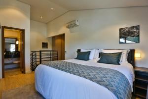 布卢梅瑙Quality Hotel Blumenau的卧室配有带蓝色枕头的大型白色床