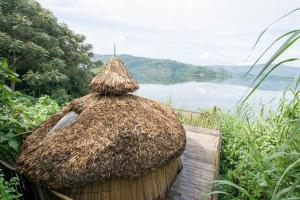 卡巴莱Byoona Amagara at Lake Bunyonyi的湖景草屋