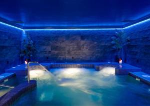KilkeaKilkea Castle的蓝色灯光的房间内的热水浴缸