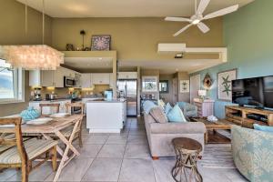 基黑Bright Kihei Condo with Pool Access and Ocean Views!的厨房以及带沙发和桌子的客厅。