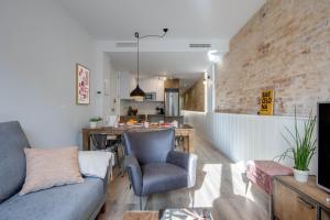 巴塞罗那LucasLand Apartments Barcelona的带沙发和桌子的客厅以及厨房。