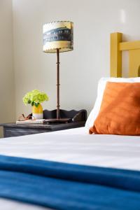 索诺玛索诺玛克里克客栈的一间卧室配有一张床和一张带台灯的桌子