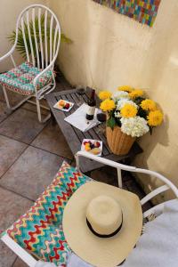 索诺玛索诺玛克里克客栈的坐在桌子旁的带鲜花的帽子