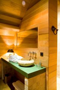 蒂嫩Nokernote的木墙内带水槽的浴室